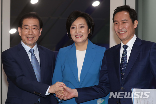 【서울=뉴시스】국회사진취재단 = 더불어민주당 서울시장 예비후보가 13일 서울 상암동 JTBC에서 정책과 선거 전략을 두고 TV토론회를 벌였다. 오른쪽부터 우상호,박영선,박원순 예비후보. 2018.04.13. photo@newsis.com
