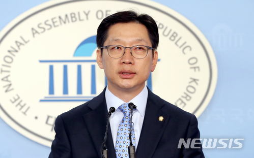 【서울=뉴시스】권현구 기자 = 김경수 더불어민주당 의원이 14일 오후 서울 영등포구 여의도 국회 정론관에서 댓글 조작 혐의로 구속된 민주당원들과 메세지를 주고 받았다는 의혹과 관련 입장을 발표하고 있다. 김 의원은 "오늘 (댓글 연루 관련) 보도 내용과 관련해 전혀 사실이 아닌 내용이 무책임하게 보도된 것에 대단히 유감스럽다"고 밝혔다. 이날 TV조선은 경찰에 붙잡힌 댓글조작 더불어민주당 당원 중 한 명이 김경수 의원과 수백건의 메시지를 주고 받은 사실을 확인했다고 보도했다. 2018.04.14.&nbsp; stoweon@newsis.com