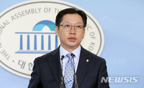 【서울=뉴시스】권현구 기자 = 김경수 더불어민주당 의원이 14일 오후 서울 영등포구 여의도 국회 정론관에서 댓글 조작 혐의로 구속된 민주당원들과 메세지를 주고 받았다는 의혹과 관련 입장을 발표하고 있다. 김 의원은 "오늘 (댓글 연루 관련) 보도 내용과 관련해 전혀 사실이 아닌 내용이 무책임하게 보도된 것에 대단히 유감스럽다"고 밝혔다. 이날 TV조선은 경찰에 붙잡힌 댓글조작 더불어민주당 당원 중 한 명이 김경수 의원과 수백건의 메시지를 주고 받은 사실을 확인했다고 보도했다. 2018.04.14. stoweon@newsis.com