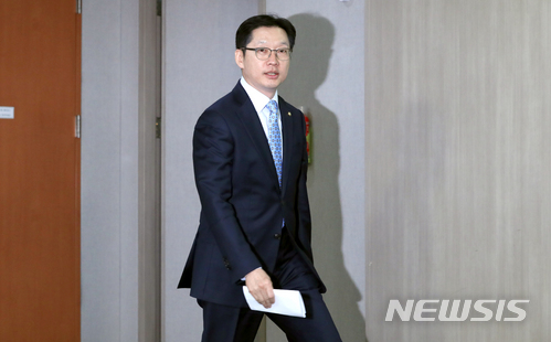 【서울=뉴시스】권현구 기자 = 김경수 더불어민주당 의원이 14일 오후 서울 영등포구 여의도 국회 정론관에서 댓글 조작 혐의로 구속된 민주당원들과 메세지를 주고 받았다는 의혹과 관련 입장을 발표하기 위해 입장하고 있다. 2018.04.14. stoweon@newsis.com