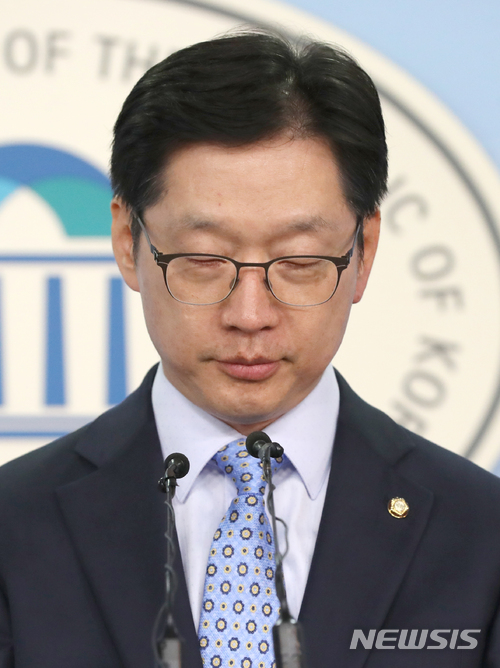 【서울=뉴시스】권현구 기자 = 김경수 더불어민주당 의원이 14일 오후 서울 영등포구 여의도 국회 정론관에서 댓글 조작 혐의로 구속된 민주당원들과 메세지를 주고 받았다는 의혹과 관련 입장을 발표하고 있다.김 의원은 "오늘 (댓글 연루 관련) 보도 내용과 관련해 전혀 사실이 아닌 내용이 무책임하게 보도된 것에 대단히 유감스럽다"고 밝혔다. 이날 TV조선은 경찰에 붙잡힌 댓글조작 더불어민주당 당원 중 한 명이 김경수 의원과 수백건의 메시지를 주고 받은 사실을 확인했다고 보도했다. 2018.04.14. stoweon@newsis.com