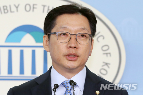 【서울=뉴시스】권현구 기자 = 김경수 더불어민주당 의원이 14일 오후 서울 영등포구 여의도 국회 정론관에서 댓글 조작 혐의로 구속된 민주당원들과 메세지를 주고 받았다는 의혹과 관련 입장을 발표하고 있다.김 의원은 "오늘 (댓글 연루 관련) 보도 내용과 관련해 전혀 사실이 아닌 내용이 무책임하게 보도된 것에 대단히 유감스럽다"고 밝혔다. 이날 TV조선은 경찰에 붙잡힌 댓글조작 더불어민주당 당원 중 한 명이 김경수 의원과 수백건의 메시지를 주고 받은 사실을 확인했다고 보도했다. 2018.04.14. stoweon@newsis.com