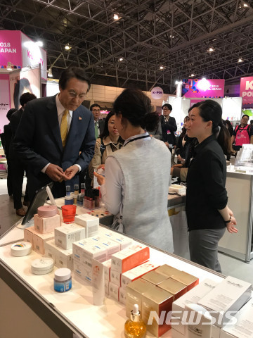 【지바=뉴시스】 조윤영 특파원 = 4월 13일부터 15일까지 3일간 일본 지바(千葉)현 마쿠하리(幕張) 멧세 국제전시장에서 'KCON 2018 JAPAN’이 개최됐다. 행사 첫날인 13일에는 이수훈 주일 한국대사도 직접 부스를 찾아 제품 설명을 들으며 격려하기도 했다. 2018.04.15.yuncho@newsis.com