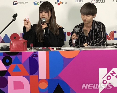 【지바=뉴시스】 조윤영 특파원 = 4월 13일부터 15일까지 3일간 일본 지바(千葉)현 마쿠하리(幕張) 멧세 국제전시장에서 'KCON 2018 JAPAN’이 개최됐다. 행사 첫날인 13일에는 와카냥이라는 일본 크리에이터가 한국 화장품을 유튜브에 소개하는 생방송도 진행됐다. 2018.04.15.yuncho@newsis.com