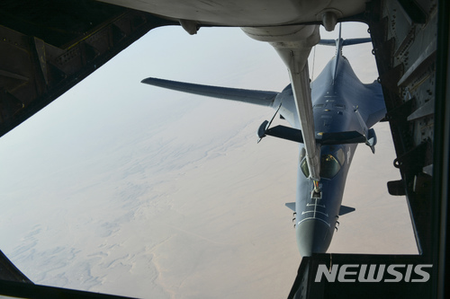【AP/뉴시스】 미국 국방부는 14일(현지시간) B-1B 랜서 전략 폭격기가 지난 13일 공중급유기 KC-135로부터 급유를 받은 후 분리되는 모습의 사진을 공개했다. B-1B는 시리아 현지시간으로 14일 새벽 시리아 내 화학무기 관련 시설 3곳을 폭격하는 작전에 참여했다. 2017.04.15