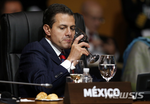 【 리마 (페루) = AP/뉴시스】 = 엔리케 페냐 니예토 멕시코 대통령이 14일 페루 리마에서 열린 미주 정상회의에서 물을 마시고 있다.&nbsp; 그는 21일 유럽연합과 멕시코 농산물에 대한 관세 철폐등 무역협정의 개정을 이끌어냈다고 밝혔다.
