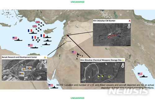 【워싱턴=AP/뉴시스】미국 국방부는 14일(현지시간)워싱턴에서 기자회견을 열어 시리아 내 3곳을 타격한 지점과 위성사진을 공개했다. 2018.04.15