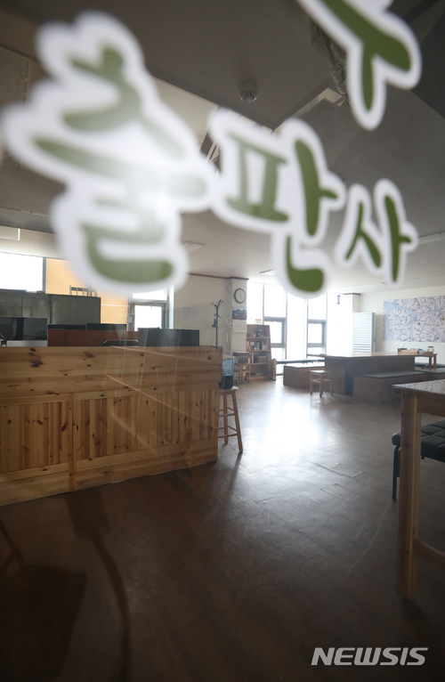 【파주=뉴시스】고승민 기자 = 포털사이트에서 댓글 추천 수를 조작한 혐의로 구속된 김모 씨가 경기도 파주의 한 출판사 사무실에서 댓글 '작업'을 해 온 것으로 알려진 15일 오전 해당 사무실이 텅 비어 있다. 2018.04.15. kkssmm99@newsis.com