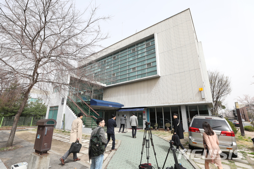 【파주=뉴시스】고승민 기자 = 15일 오전 해당 출판사가 입주해 있는 건물 앞으로 취재진이 모이고 있다. 2018.04.15. kkssmm99@newsis.com