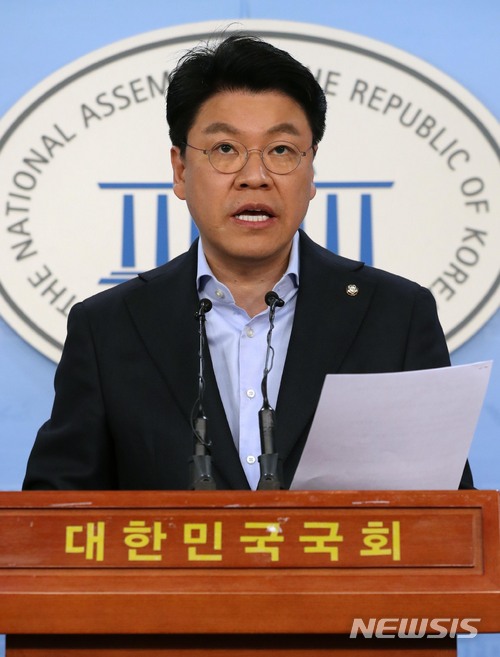 【서울=뉴시스】홍효식 기자 = 자유한국당 장제원 수석대변인이 15일 오전 서울 여의도 국회 본청 정론관에서 '민주당원 댓글 조작' 사건과 연루 의혹이 있는 더불어민주당 김경수 의원 관련 현안 브리핑을 하고 있다. 2018.04.15. yesphoto@newsis.com