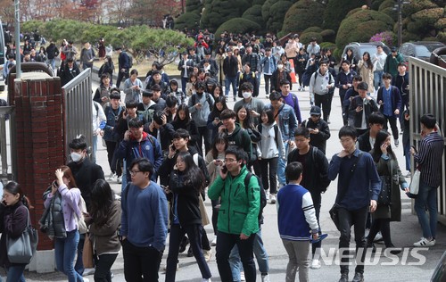 【서울=뉴시스】박주성 기자 = 15일 오전 서울 대치동 단국대학교부속고등학교에서 열린 삼성 직무적성검사를 마친 수험생들이 고사장을 나서고 있다. 2018.04.15. photo@newsis.com