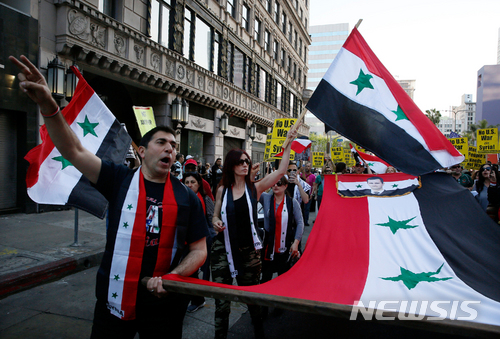 미 로스앤젤레스에서 14일 오후 시리아계 미국인들이 전날의 시리아 공습을 항의하는 시위에 나서고 있다. AP 