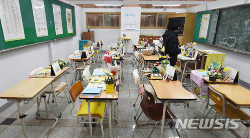 【안산=뉴시스】이정선 기자 = 세월호 참사 4주기를 하루 앞둔 15일 오후 경기 안산교육지원청에 마련된 4.16 단원고 기억교실에서 시민들이 아이들의 교실을 둘러보고 있다. 2018.04.15. ppljs@newsis.com