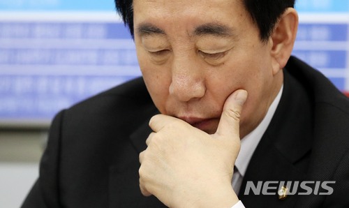 【서울=뉴시스】홍효식 기자 = 자유한국당 김성태 원내대표가 15일 오전 서울 여의도 국회에서 열린 김기식 사태 규탄 및 민주당 댓글 진상조사 촉구 긴급 기자회견에 참석해 생각에 잠겨 있다. 2018.04.15.&nbsp; yesphoto@newsis.com