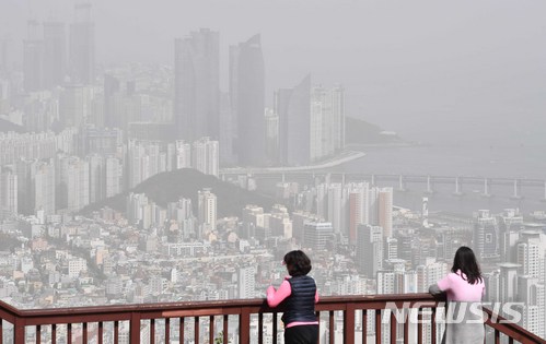 부산과 울산, 경남 지역에서 지난 10~19일까지 PM2.5 일평균기준(35㎍/㎥)을 초과한 고농도 미세먼지가 발생하고 있다. 사진은 지난 4월15일 미세먼지(PM10) 주의보가 발령된 부산 황령산 전망대에서 내려다 본 부산 수영구와 해운대구 일대 모습. 2018.04.15. yulnetphoto@newsis.com