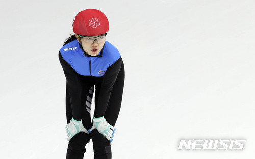 【서울=뉴시스】최진석 기자 = 한국체육대학교 심석희가 15일 오후 서울 양천구 목동실내빙상장에서 열린 'KB금융그룹 제33회 전국남녀 쇼트트랙 스피드 스케이팅 선수권대회 겸 2018/2019 쇼트트랙 국가대표 2차 선발대회' 여자 1000m 결승에서 1위를 차지한 뒤 숨을 고르고 있다. 2018.04.15. myjs@newsis.com