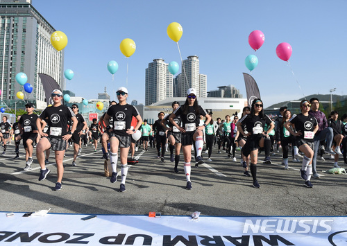 【서울=뉴시스】이영환 기자 = 15일 부산 해운대 벡스코에서 출발해 광안리 해수욕장까지 달리는 '2018 마이런 부산'에 참가한 시민들이 준비운동을 하고 있다. 2018.04.15. (사진=아디다스 제공)&nbsp; photo@newsis.com