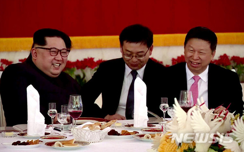【서울=뉴시스】조선중앙TV는 김정은 국무위원장이 부인 리설주와 14일 중국 공산당 쑹타오 대외연락부장 일행을 위한 저녁 연회를 열었다고 15일 보도했다. 2018.04.15. (사진=조선중앙TV 캡쳐)&nbsp; photo@newsis.com