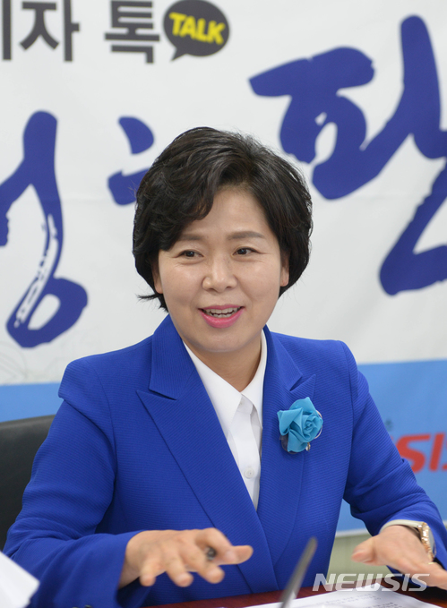 【광주=뉴시스】류형근 기자 = 6·13지방선거 더불어민주당 양향자 광주시장 예비후보가 뉴시스 광주전남본부와 무등일보 정치부 기자들이 진행하는 '정치톡' 대담에 참석, 광주발전의 비전과 주요 현안에 대한 답변을 하고 있다. 사진은 지난 12일 오후 광주 서구 스카이랜드빌딩 9층 무등일보 미디어영상실에서 촬영. 2018.04.16. (사진=뉴시스DB) photo@newsis.com