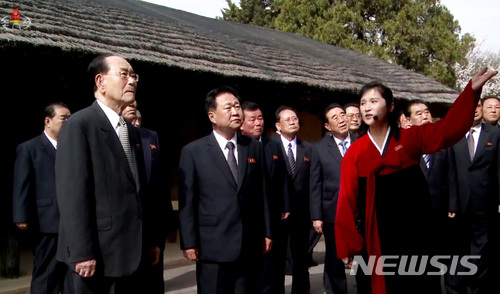 【서울=뉴시스】조선중앙TV는 김영남 최고인민회의 상임위원장과 최룡해 노동당 부위원장, 박봉주 내각총리 등 당과 정부 간부들이 김일성 주석의 생일인 태양절(4월15일)을 맞아 만경대를 방문했다고 15일 보도했다.&nbsp; 2018.04.15. (사진=조선중앙TV 캡쳐) photo@newsis.com