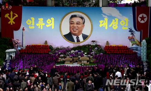 【서울=뉴시스】조선중앙TV는 김일성 주석의 생일인 태양절(4월15일)을 맞아 성황리에 진행되고 있는 제20차 김일성화 축전장의 현장을 15일 보도했다. 2018.04.15. (사진=조선중앙TV 캡쳐) photo@newsis.com