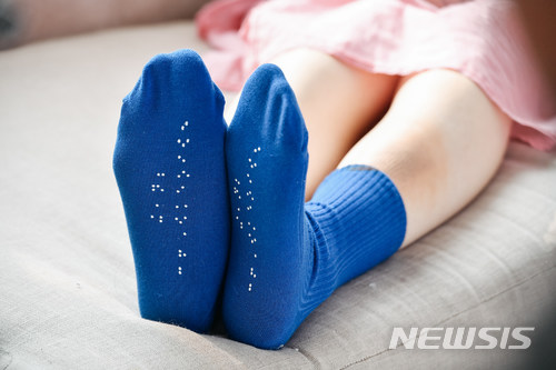 [서울=뉴시스]양말을 신은 모습. 사진은 이해를 돕기 위한 것으로, 기사 특정 내용과 관계 없음. (뉴시스DB)