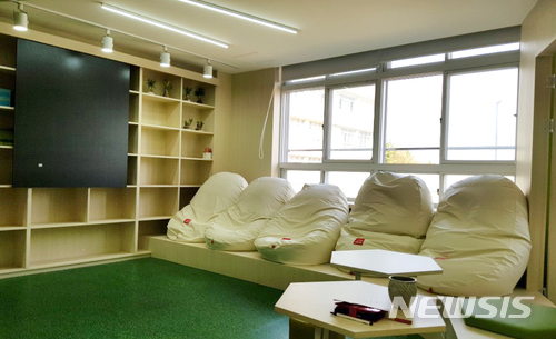 【부산=뉴시스】 하경민 기자 = 부산시교육청은 초연중학교가 유휴공간을 리모델링해 학생들이 휴식과 재충전 공간으로 탈바꿈한 '별별공간'을 오는 18일 개소한다고 16일 밝혔다. 2018.04.16. (사진=부산시교육청 제공)yulnetphoto@newsis.com