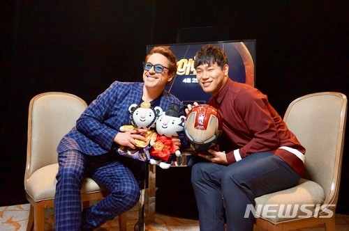 【서울=뉴시스】윤성빈(오른쪽)과 로버트 다우니 주니어.