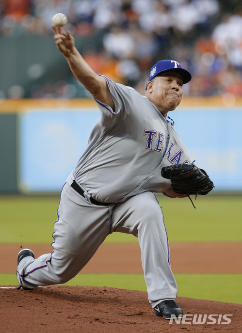 【휴스턴=AP/뉴시스】 16일(한국시간) 미국 텍사스주 휴스턴의 미닛 메이드 파크에서 열린 2018 메이저리그(MLB) 휴스턴 애스트로스와의 경기에 선발 등판해 역투하는 텍사스 레인저스의 바톨로 콜론. 