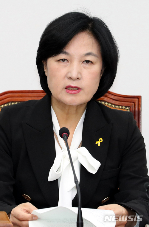 【서울=뉴시스】이종철 기자 = 16일 서울 여의도 국회에서 열린 더불어민주당 최고위원회의에서 추미애 대표가 모두발언을 하고 있다. 2018.04.16. jc4321@newsis.com