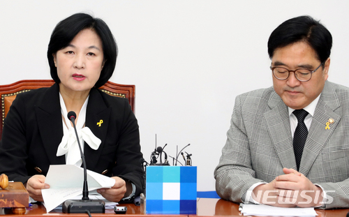 【서울=뉴시스】이종철 기자&nbsp; = 16일 서울 여의도 국회에서 열린 더불어민주당 최고위원회의에서 추미애 대표가 모두발언을 하고 있다. 2018.04.16.&nbsp; jc4321@newsis.com