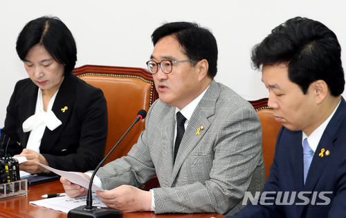 【서울=뉴시스】이종철 기자 = 지난 16일 서울 여의도 국회에서 열린 더불어민주당 최고위원회의에서 우원식 원내대표가 모두발언을 하고 있다. 2018.04.16. jc4321@newsis.com