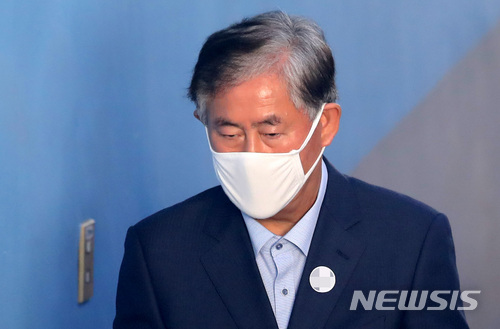 【서울=뉴시스】이영환 기자 = 국정원 특활비 1억원을 받은 혐의로 재판에 넘겨진 자유한국당 최경환 의원이 16일 오전 서울 서초구 서울중앙지방법원에서 열린 1차 공판에 출석하고 있다. 2018.04.16.&nbsp; 20hwan@newsis.com