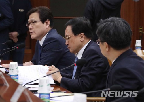 【서울=뉴시스】고승민 기자 = 16일 오전 정부서울청사에서 열린 제5차 경제관계장관회의에서 최종구 금융위원장이 현안 발언을 하고 있다. 2018.04.16. kkssmm99@newsis.com