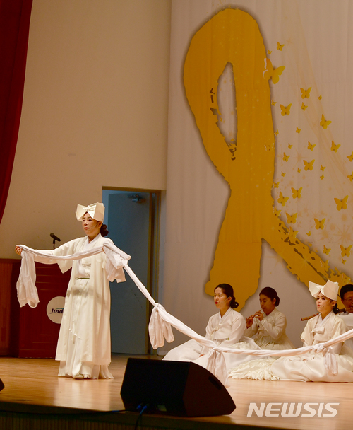 【진도=뉴시스】류형근 기자 =세월호 기다림의 공간이었던 전남 진도군 진도읍 진도체육관에서 참사 4주기를 맞아 16일 오전 추모식이 거행된 가운데 진도씻김굿보존회가 씻김굿을 하고 있다. 2018.04.16 hgryu77@newsis.com