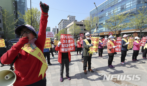 【서울=뉴시스】최진석 기자 = 16일 오전 서울 강동구청 앞에서 열린 '성내동 청년 임대주택 35층 건립계획 반대 집회'에 참가한 성내동 청년 민간임대주택 반대 위원회 회원들이 청년 임대주택 건설 반대 구호를 외치고 있다. 2018.04.16. myjs@newsis.com