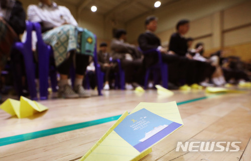 【안산=뉴시스】임태훈 기자 = 16일 오전 경기 안산 단원구 단원고등학교에서 열린 제4주기 세월호 참사 추모행사 '다시 봄, 기억을 품다' 에서 재학생들이 날린 종이비행기에 희생자들에게 보내는 메세지 스티커가 붙어 있다. 2018.04.16.&nbsp; photo@newsis.com
