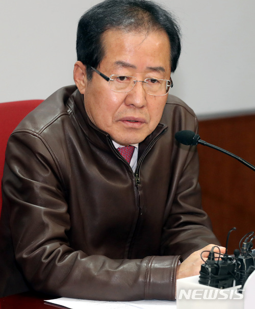 【서울=뉴시스】박영태 기자 = 16일 오전 서울 영등포구 여의도 자유한국당 당사에서 진행된 6.13 지방선거 정치공작 진상조사위원회 전체회의에서 홍준표 대표가 모두발언을 하고 있다. 2018.04.16.since1999@newsis.com