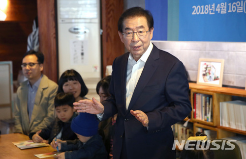 【서울=뉴시스】김선웅 기자 = 3선에 도전하는 박원순 더불어민주당 서울시장 예비후보(현 서울시장). 2018.04.16.&nbsp; mangusta@newsis.com