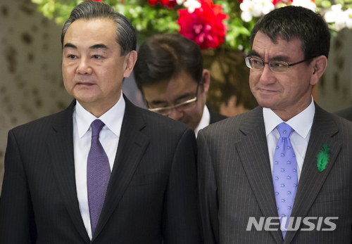 【도쿄=AP/뉴시스】왕이(王毅) 중국 외교부장(왼쪽)과 고노 다로(河野太郞) 일본 외상이 16일 도쿄에서 양국 간 경제대화를 시작하기에 앞서 기념사진을 촬영하고 있다. 중국과 일본은 8년 만에 고위 경제대화를 재개했다. 2018.4.16 