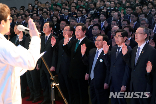 【서울=뉴시스】고승민 기자 = 이낙연 국무총리와 장차관 및 참석자들이 16일 오전 정부서울청사에서 열린 제4회 국민안전의 날 다짐대회에서 안전관리헌장을 낭독하며 선서를 하고 있다. 2018.04.16. kkssmm99@newsis.com