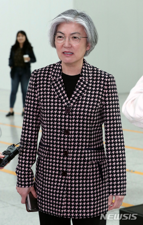 【인천공항=뉴시스】홍찬선 기자 = 강경화 외교부 장관이 카자흐스탄과 우즈베키스탄 외교장관들과 회담을 갖기 위해 16일 오후 출국했다. 이날 강 장관이 인천공항에서 기자들과 만나 인터뷰를 하고 있다. 2018.04.16. mania@newsis.com