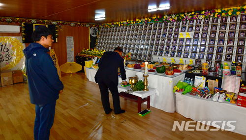 【진도=뉴시스】류형근 기자 = 세월호 참사 4주기인 16일 오후 전남 진도군 임회면 팽목분향소에서 한 추모객기 추모를 하고 있다. 2018.04.16 hgryu77@newsis.com