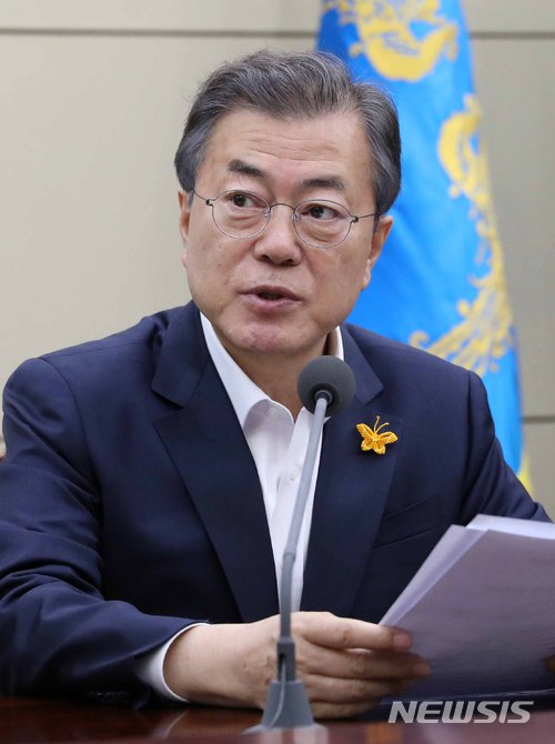 【서울=뉴시스】전신 기자 = 문재인 대통령이 16일 청와대 여민관에서 열린 수석보좌관회의를 주재하고 있다. 2018.04.16.&nbsp; photo1006@newsis.com