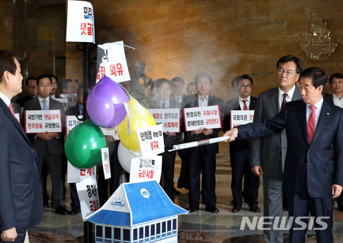 【서울=뉴시스】이종철 기자&nbsp; = 16일 서울 여의도 국회 로텐더홀에서 자유한국당 김성태 원내대표를 비롯한 참석의원들이 댓글공작, 김기식 갑질외유, 헌정유린, 안희정 불구속 관련 풍선을 터트리며 더불어민주당을 규탄하는 퍼포먼스를 하고 있다. 2018.04.16.&nbsp; jc4321@newsis.com