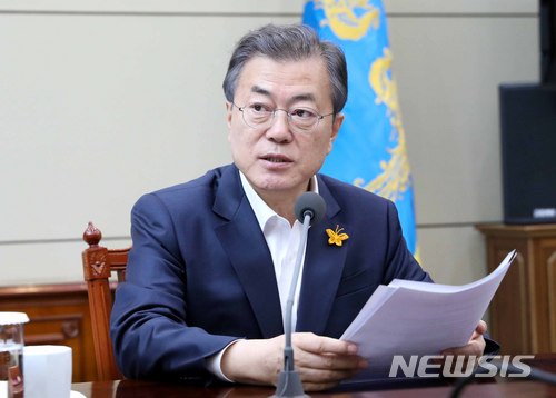 【서울=뉴시스】전신 기자 = 문재인 대통령이 16일 청와대 여민관에서 열린 수석보좌관회의를 주재하고 있다. 2018.04.16.&nbsp; photo1006@newsis.com