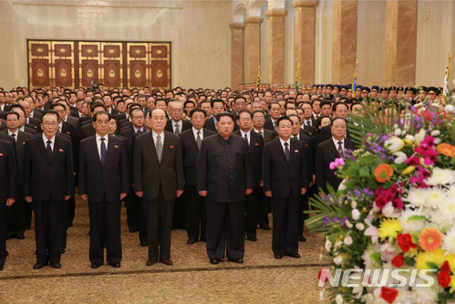 【서울=뉴시스】 북한 노동신문은 김정은 노동당 위원장이 지난 15일 태양절을 맞아 금수산태양궁전을 찾았다고 16일 보도했다. 2018.04.16. (출처=노동신문)&nbsp; photo@newsis.com