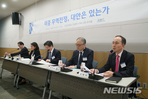 【서울=뉴시스】 16일 서울 여의도 전경련 회관 컨퍼런스센터에서 열린 '미중 무역전쟁, 대안은 있는가' 세미나에 참석한 김형주 LG경제연구원 연구위원이 토론에서 발언하고 있다. 왼쪽부터 송정석 중앙대 교수, 오경수 한경연 부연구위원, 송원근 한경연 부원장, 정인교 인하대 부총장, 김형주 LG경제연구원 연구위원. 2018.04.16. (사진=전경련 제공) photo@newsis.com