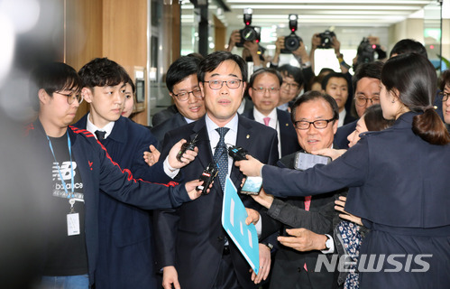 【서울=뉴시스】김선웅 기자 = 김기식 금융감독원장이 16일 오후 서울 마포구 저축은행중앙회에서 열린 자산규모상위 10개 대형저축은행 CEO 간담회에 참석하고 있다.&nbsp; 외유성 출장 의혹으로 사퇴 압박을 받고 있는 김 원장은 이날 오후 청와대의 의혹 관련 질의에 대한 선관위 발표를 앞두고 있다. 2018.04.16.&nbsp; mangusta@newsis.com