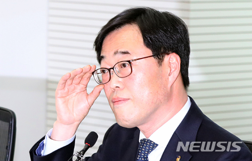 【서울=뉴시스】김선웅 기자 = 김기식 금융감독원장이 16일 오후 서울 마포구 저축은행중앙회에서 열린 자산규모상위 10개 대형저축은행 CEO 간담회에 참석하고 있다. 외유성 출장 의혹으로 사퇴 압박을 받고 있는 김 원장은 이날 오후 청와대의 의혹 관련 질의에 대한 선관위 발표를 앞두고 있다. 2018.04.16. mangusta@newsis.com